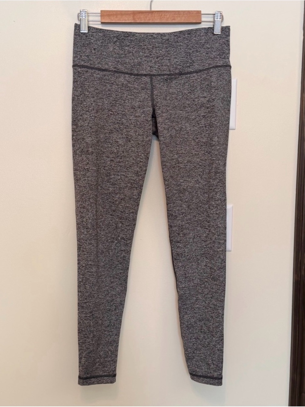 Victorias Secret Women’s Grey Mid-Rise Cropped Active Leggings